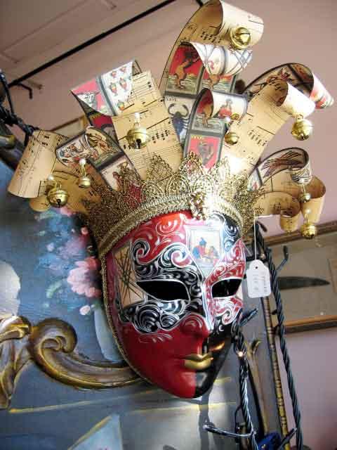 Como muestra la increíble belleza de las máscaras de carnaval venecianas.